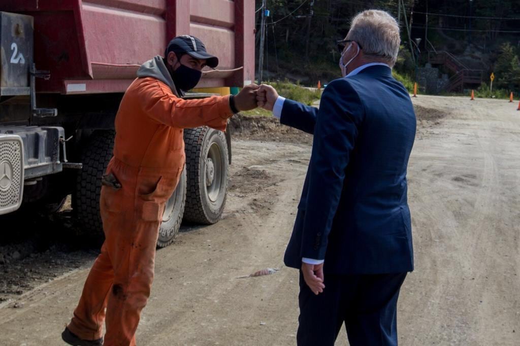 Mario Daniele, recorriendo la obra de pavimentación del barrio Ecológico. (Archivo)