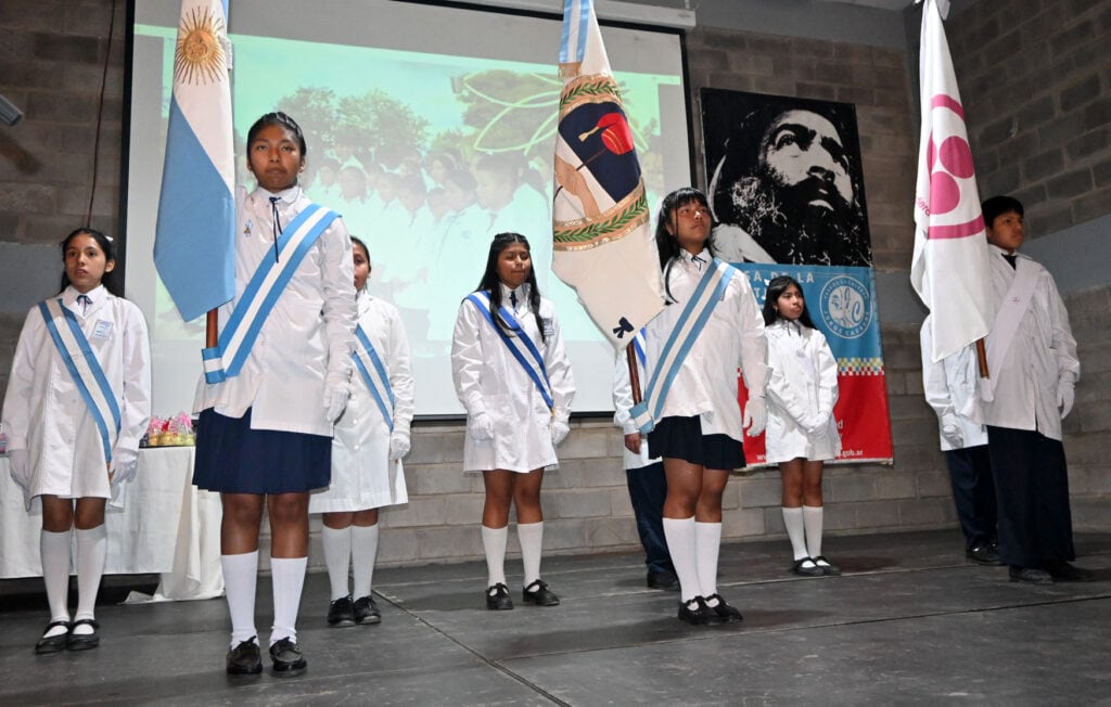 Abanderados y escoltas de la Escuela Municipal "Marina Vilte", en el acto recordatorio del Día del Maestro en la capital jujeña.