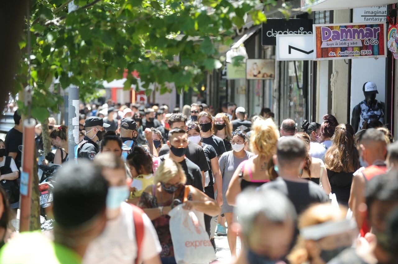 Colapso de personas en el barrio porteño de Flores por las compras navideñas. Foto: Clarín.