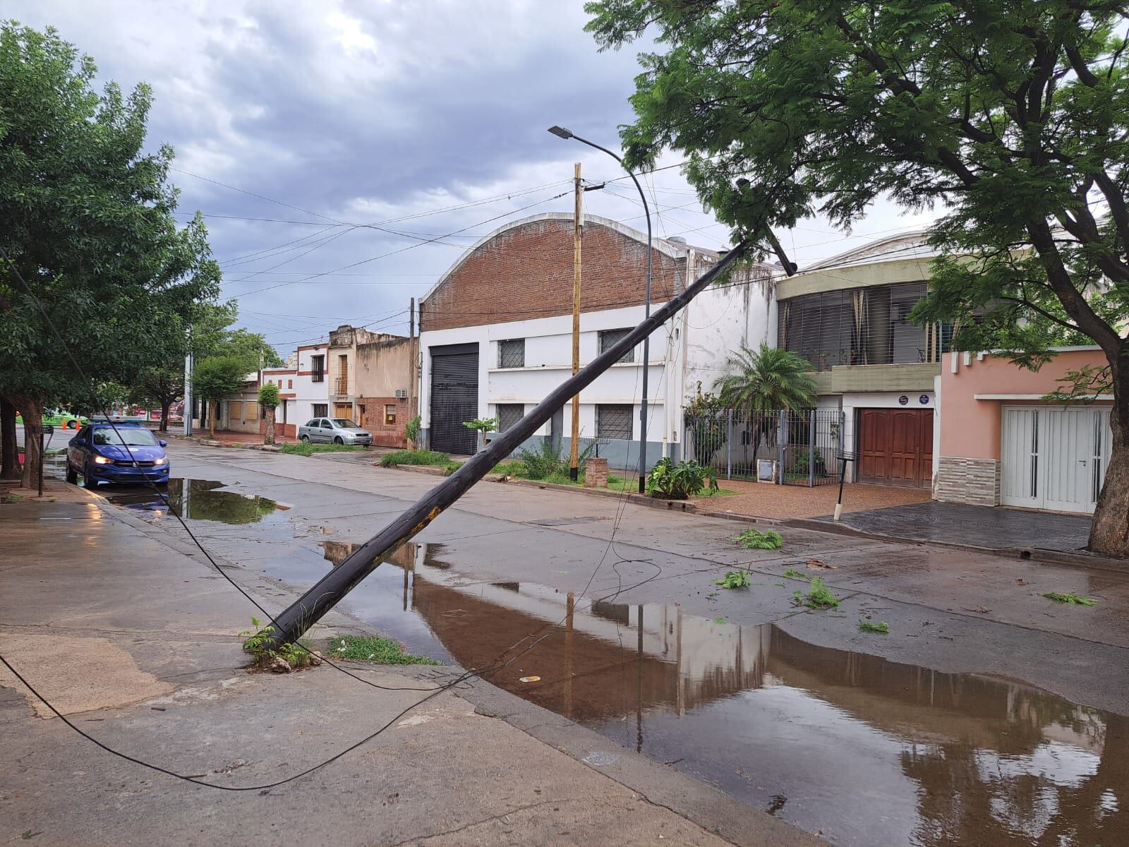 La Policía de Córdoba cortó la calle por la seguridad de las personas.