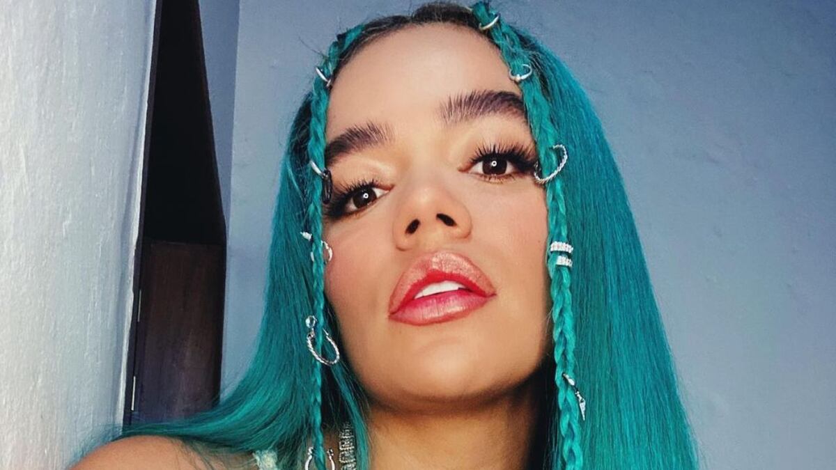 Karol G derritió Instagram en microbikini de fresas: “Las curvas siempre de moda”