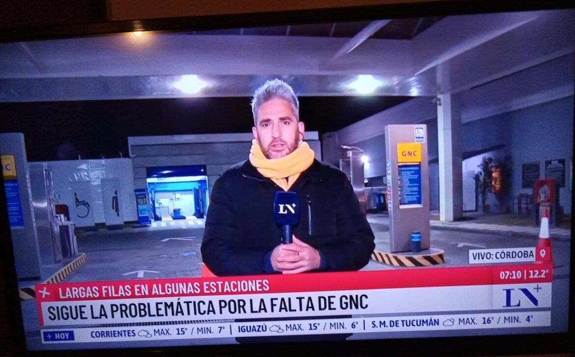 Andy Ferreyra ejerciendo periodismo en las calles de Córdoba.