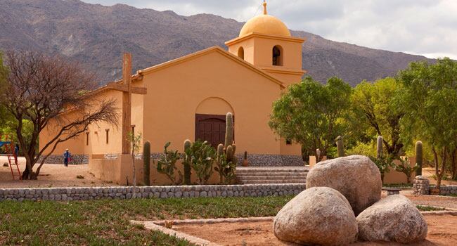 La iglesia de Colomé, construida por los dueños de la Bodega.