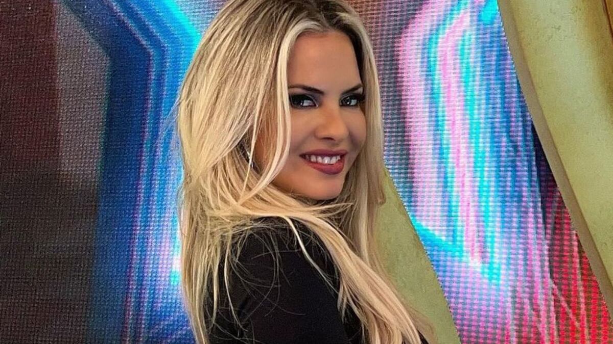 El look explosivo de Alejandra Maglietti con microshort rasgado y un top de triángulos