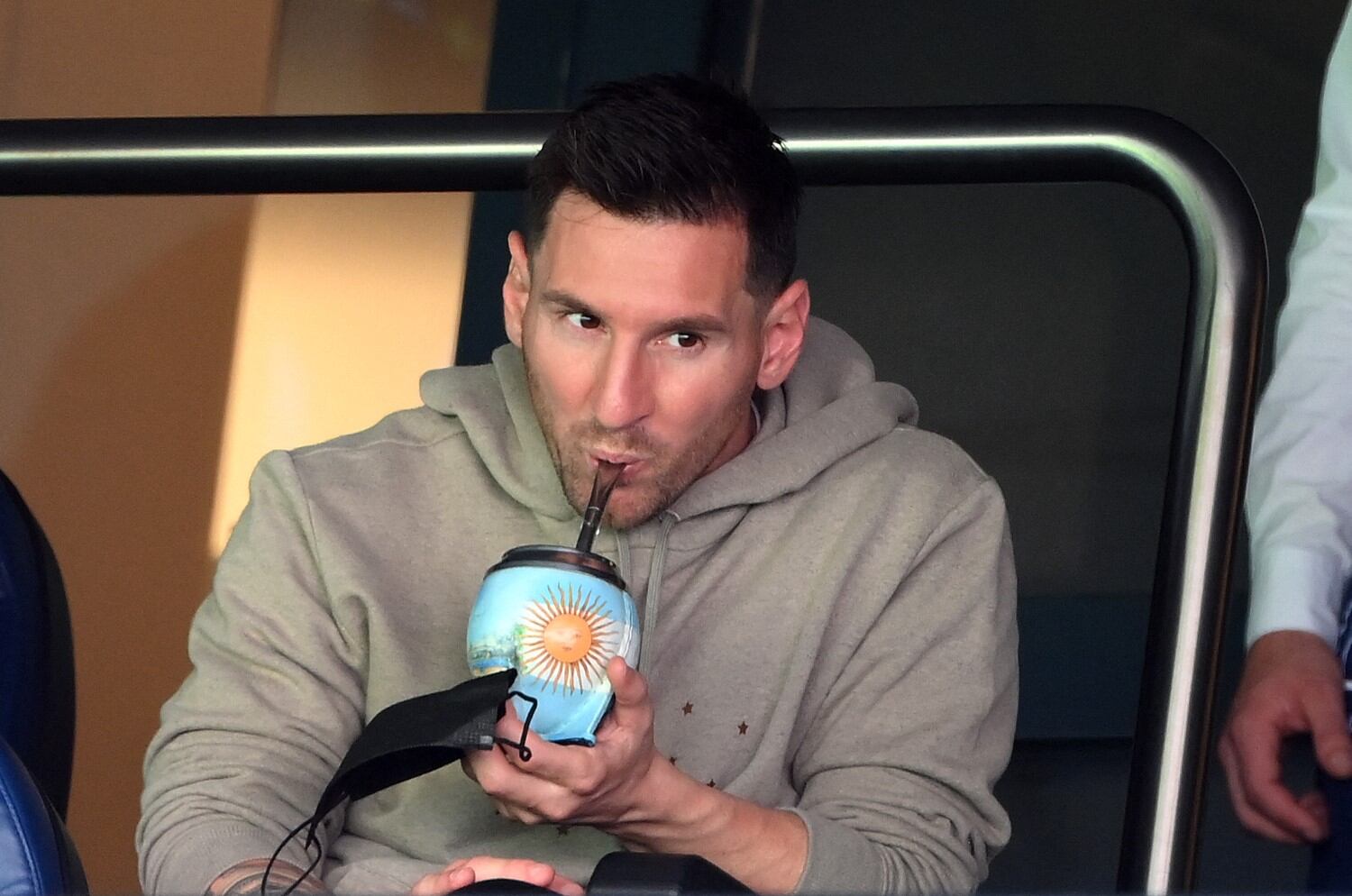 Lionel Messi, con su mate bien argentino viendo la goleada del PSG ante Clermont.