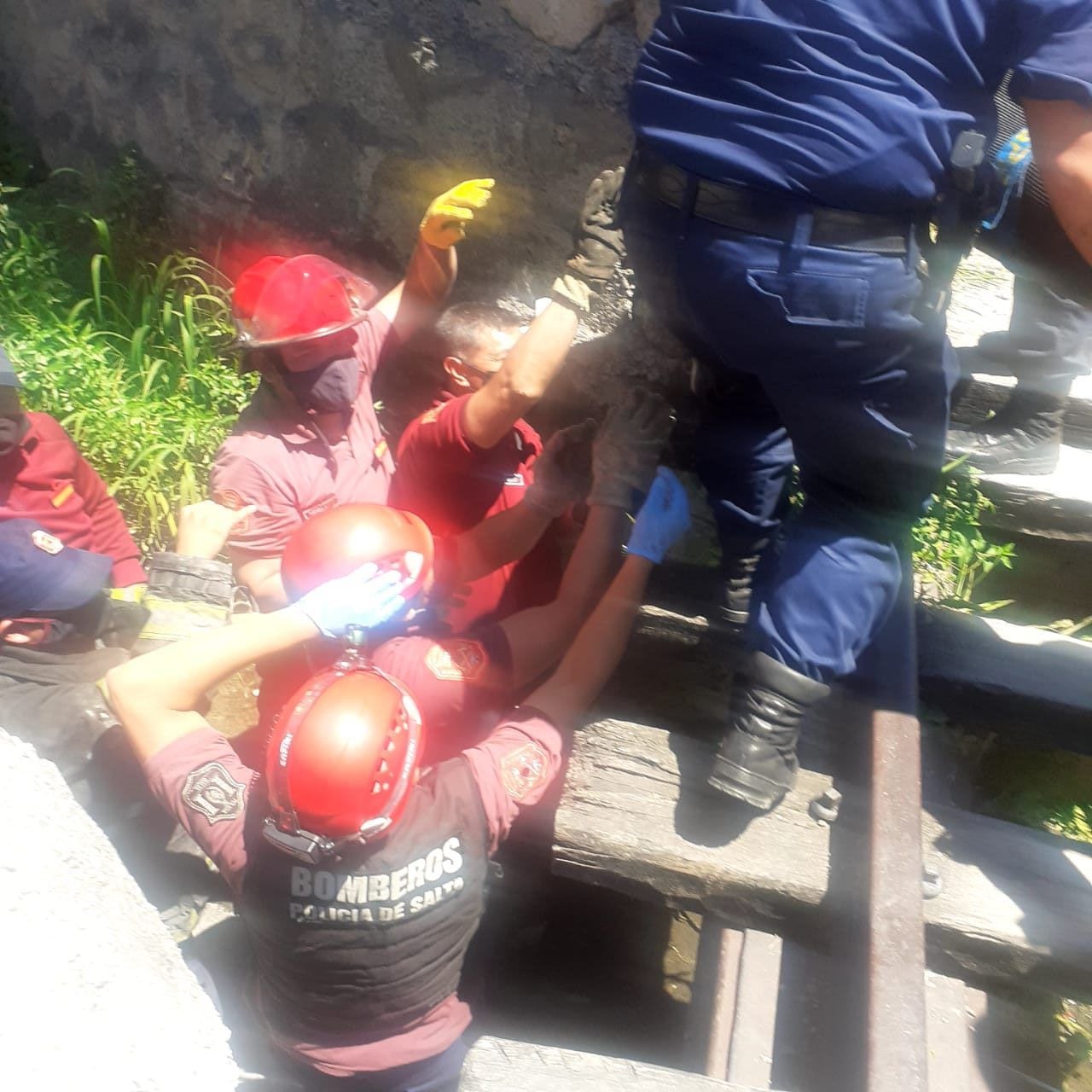 Así rescataban a dos abuelas que cayeron en un canal pluvial tras tropezar.