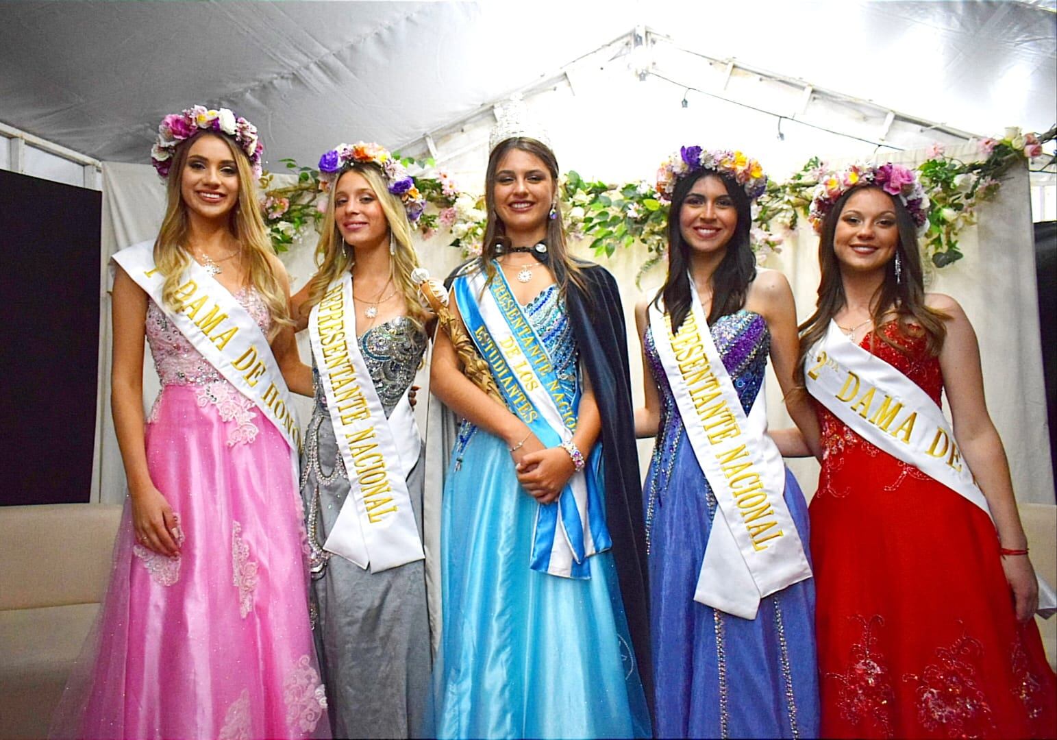 Tiziana Vignolles (medio) junto a las demás representantes.