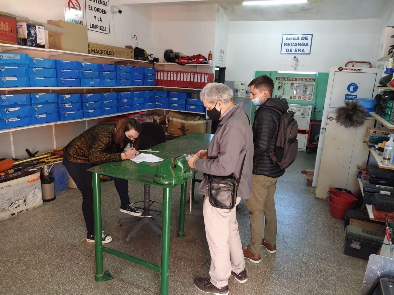 Estudiantes de Arquitectura de la UNR trabajando en el proyecto "Un cuartel de Bomberos para los próximos 50 años”, en la localidad de Pérez (Bomberos Voluntarios de Pérez)