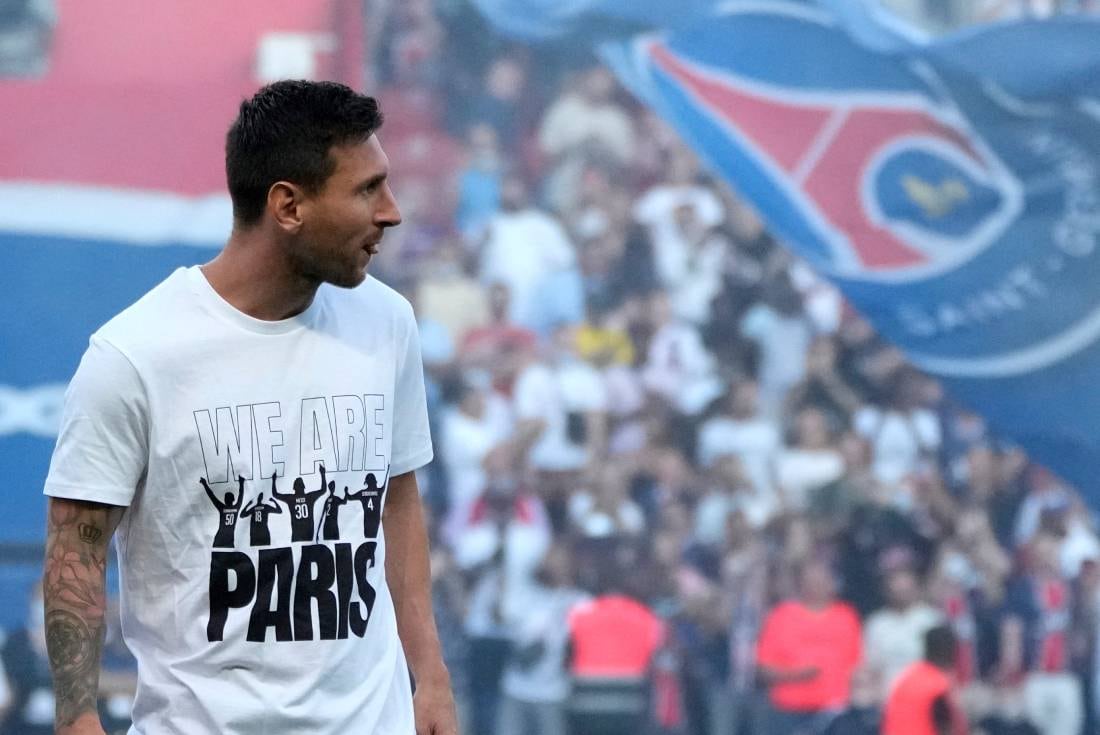 Los hinchas del PSG esperan el debut de Lionel Messi.