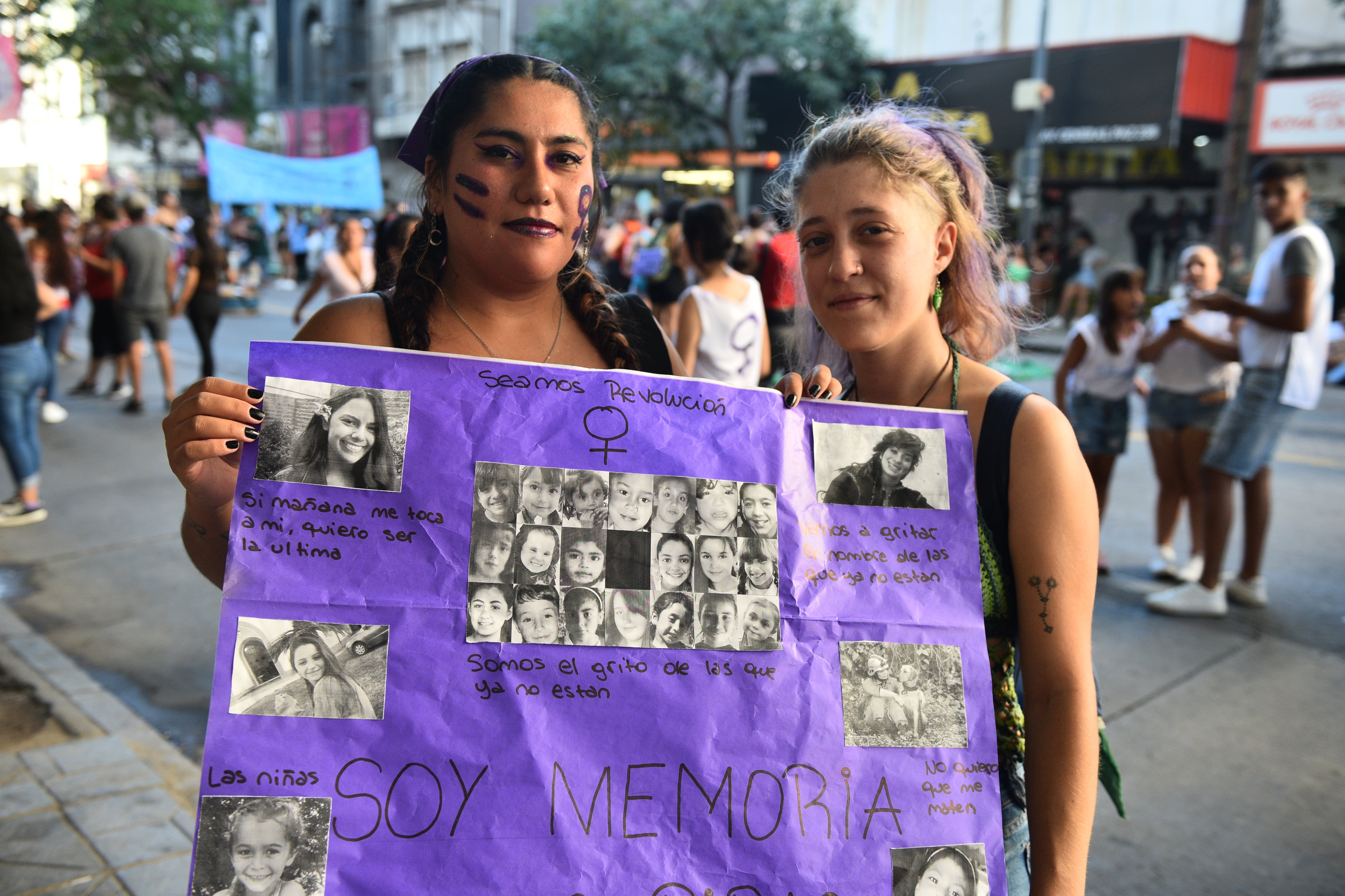 Columnas de manifestantes se movilizan por las principales vías del centro de la ciudad.