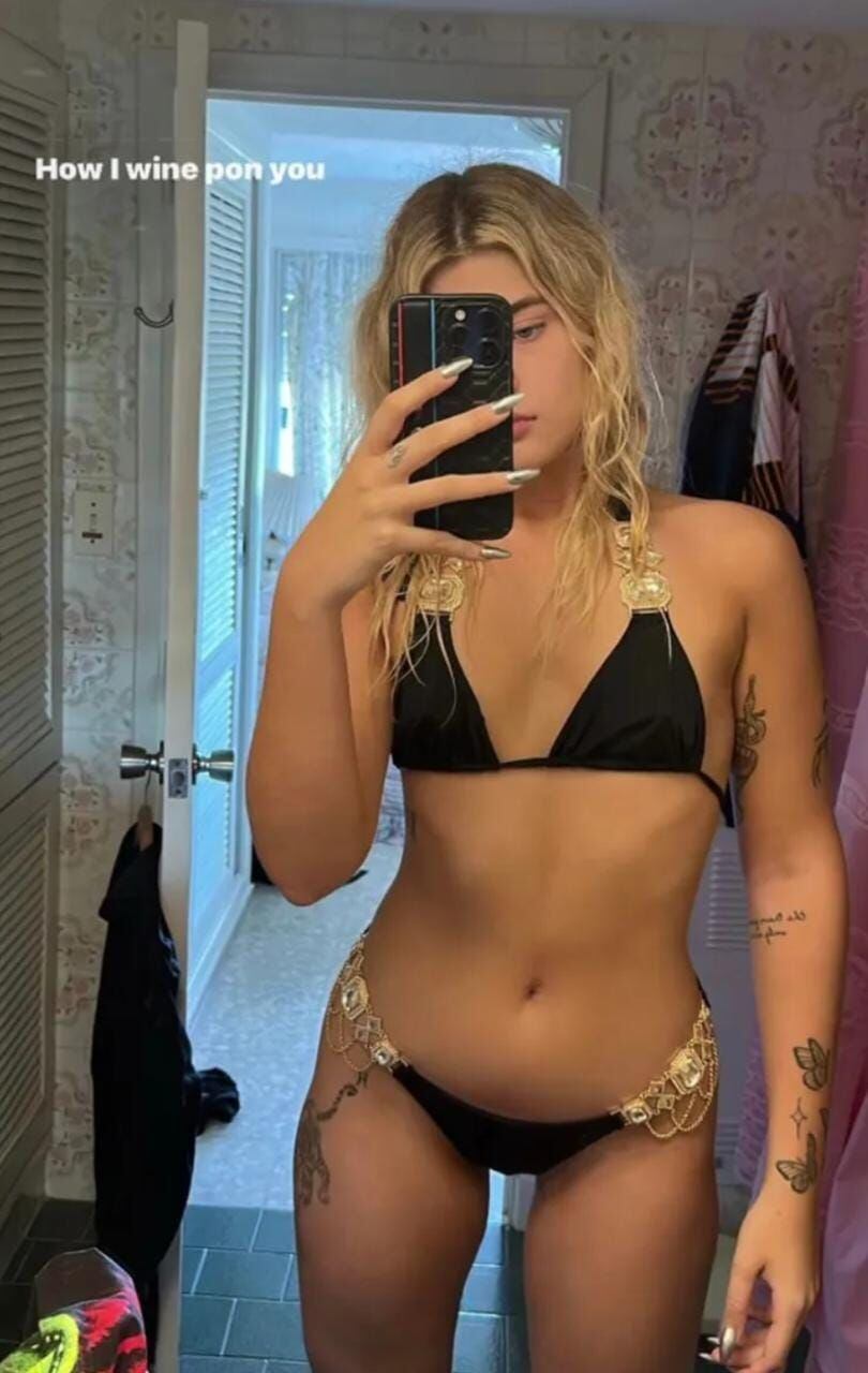 Marta Fort encendió el verano con una infartante microbikini en color turquesa con mucho brillo
