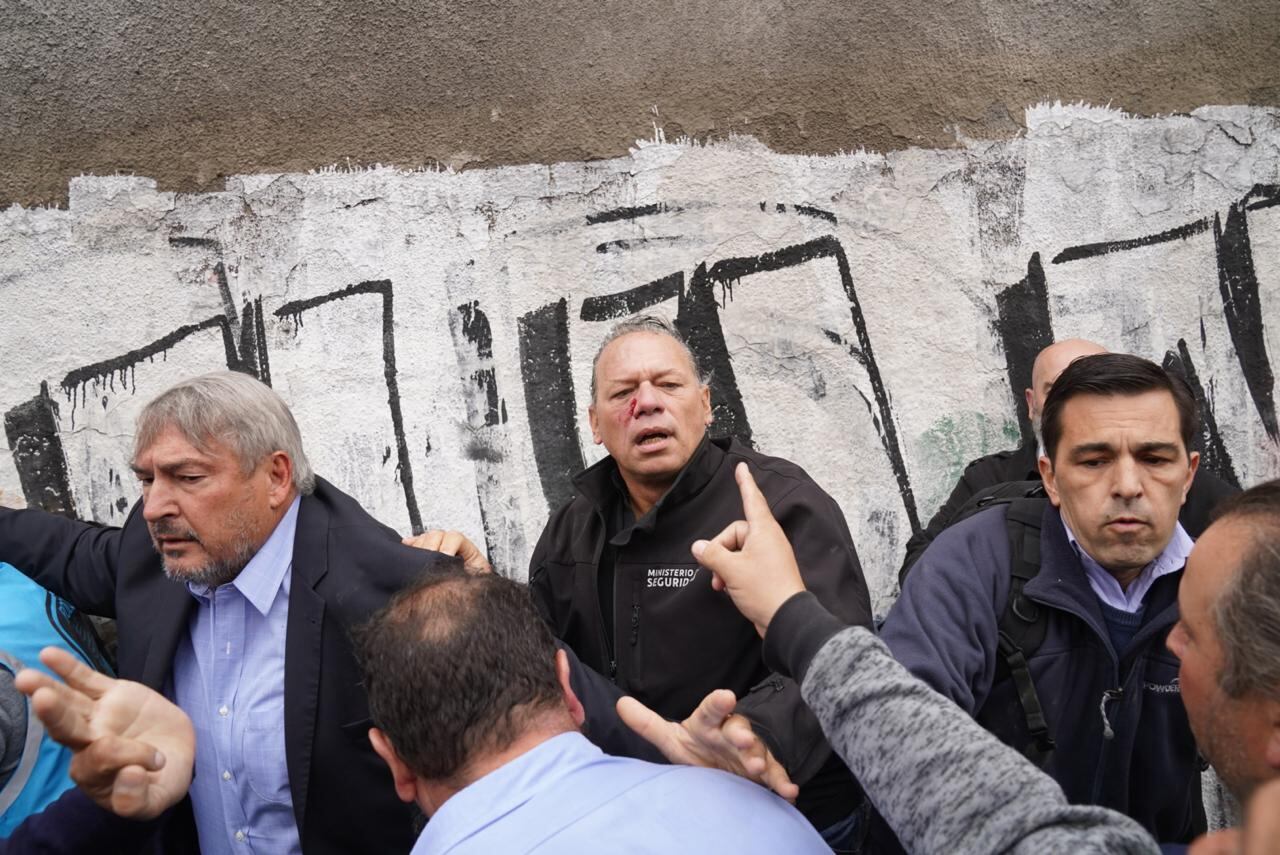 Protesta de colectiveros. Así fue la agresión a Sergio Berni. (Maxi Failla/ Clarín)