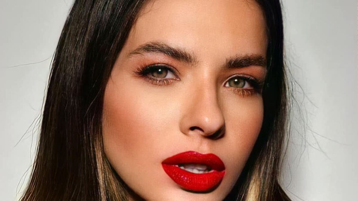La China Suárez se vistió de gala y en vestido negro largo con volados causó furor en Instagram