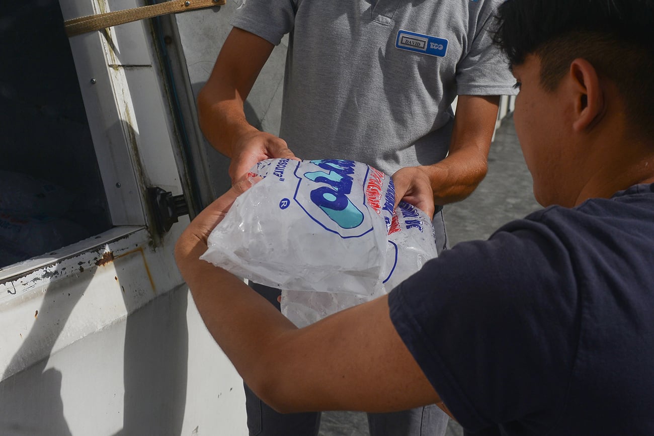 Demanda por la venda de hielo por el calor en Córdoba. (José Gabriel hernández / La Voz)