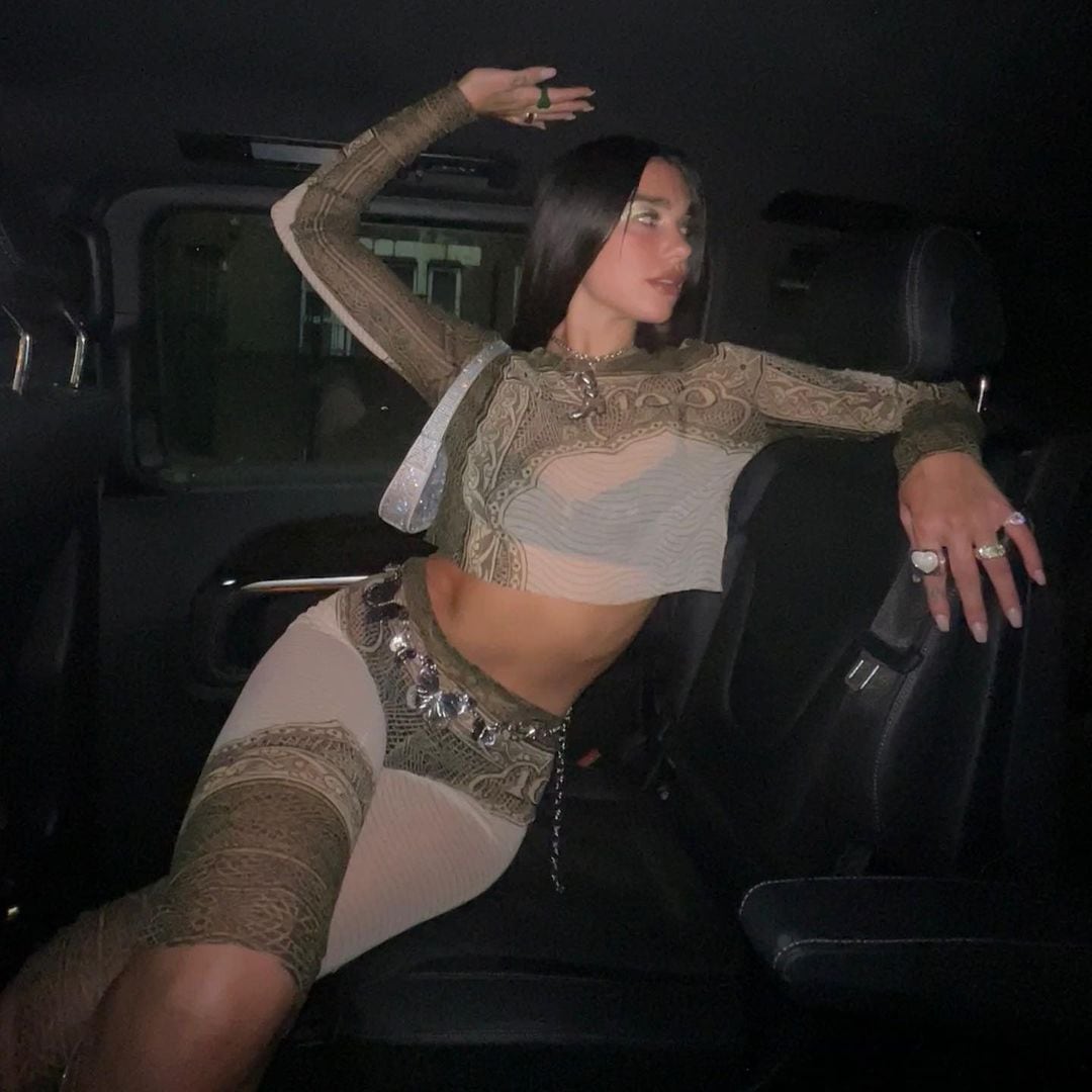 Dua Lipa conquistó con un extravagante outfit al estilo dólar.