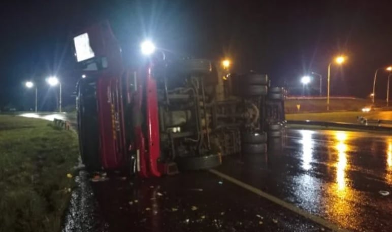 Garupá: camión despistó debido a la calzada mojada y resultó en daños materiales.