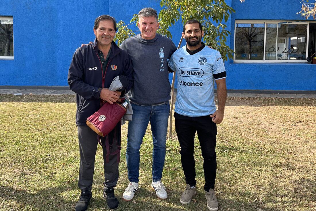 Gastón Revol y su padre, junto al presidente celeste "Luifa" Artime, en la visita del jugador de Los Pumas 7's a Villa Esquiú. (Prensa Belgrano)