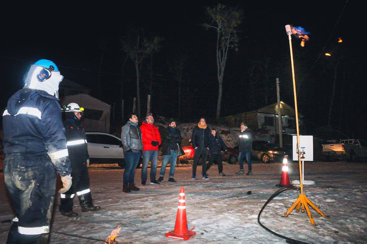 El intendente Harrington junto a funcionarios y personal de la empresa prestataria del servicio de gas, inauguraron la llegada del servicio al Barrio "Altos de la montaña".