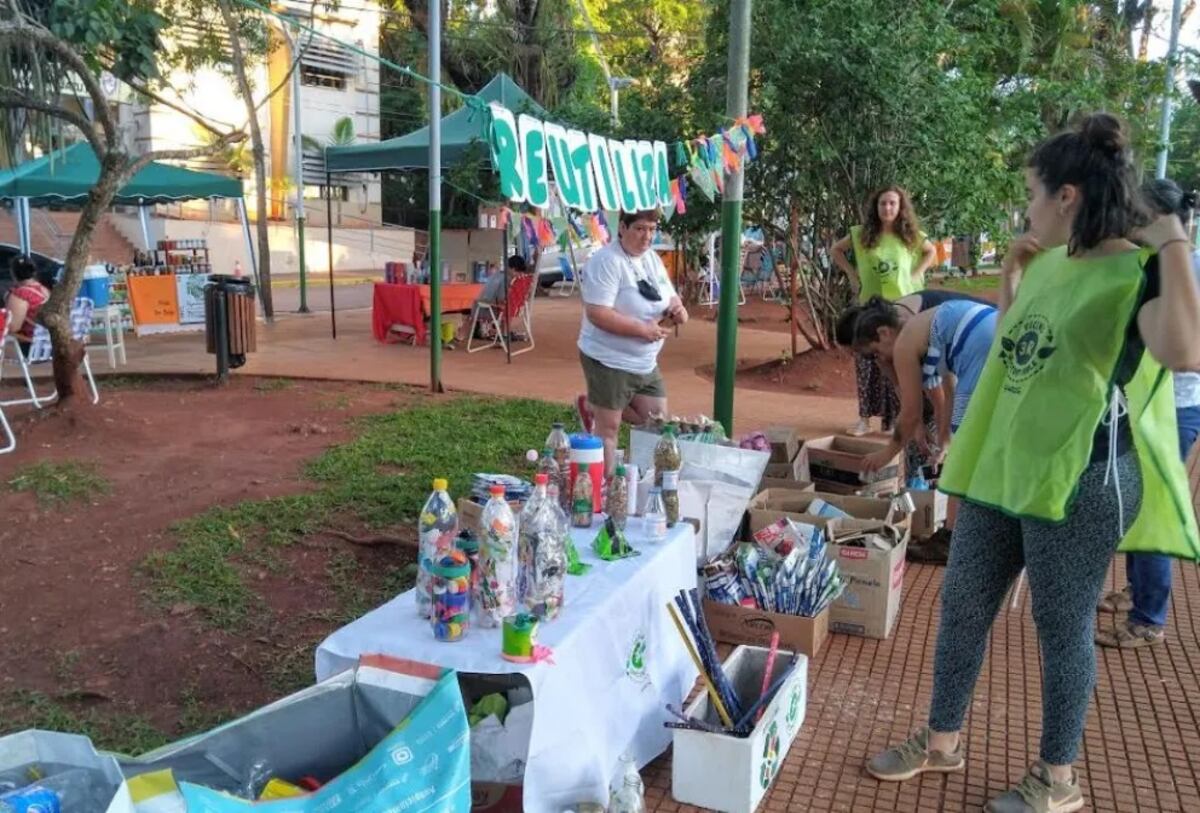 Vecinos recolectan materiales reciclables en Puerto Iguazú