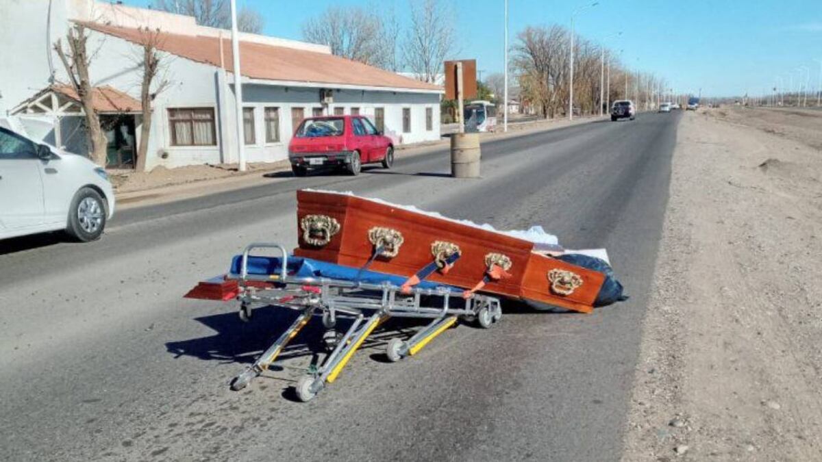 Un coche fúnebre perdió un ataúd y el cuerpo quedó a la vista en plena Ruta 22