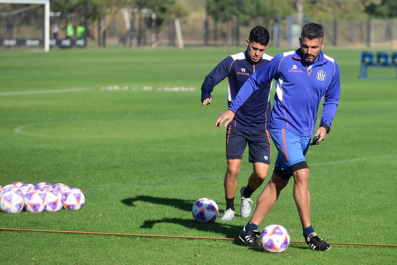 El plantel de Talleres retomó las prácticas en el predio de Circunvalación conducidos por el DT Javier Gandolfi.   (Nicolás Bravo / La Voz)