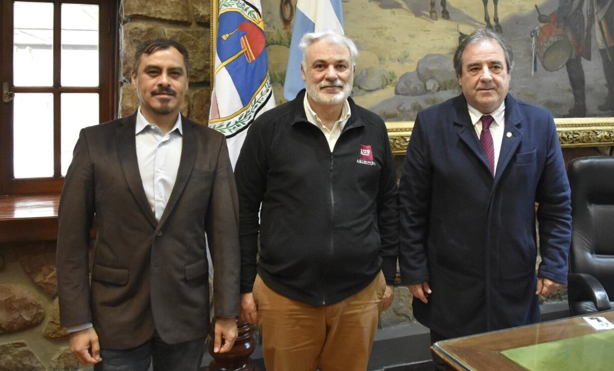 El presidente de la Comisión de Salud, Omar Gutiérrez; el Dr. Miguel Pedrola, de AHF Argentina; y el vicegobernador Alberto Bernis, dialogaron en el despacho de Presidencia de la Legislatura.