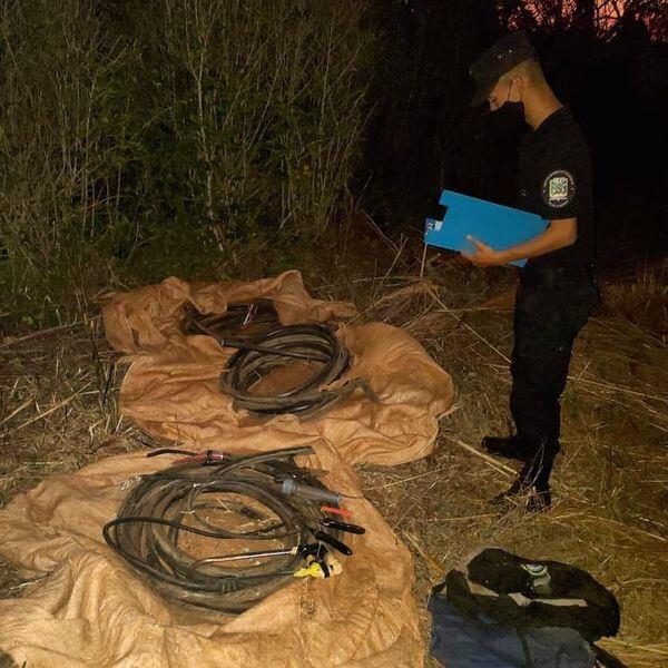 En las bolsas se hallaron el tendido eléctrico, varias pinzas y una sierra, entre otros objetos.