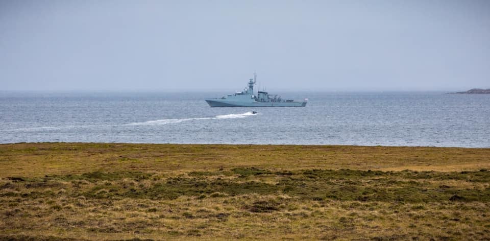 El HMS "Forth" es una unidad de Patrullado desplegado en Malvinas. Tiene diversas capacidades de despliegue con personal propio y puede llevar más de 40 personas extra.