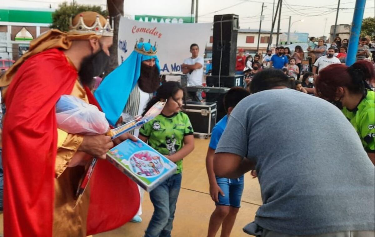 Sin distanciamiento ni protocolos, Reyes Magos entregaron regalos en Villa El Libertador