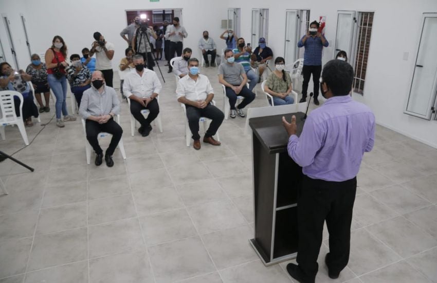 Capitanich estuvo junto a referentes del barrio realizando las inauguraciones