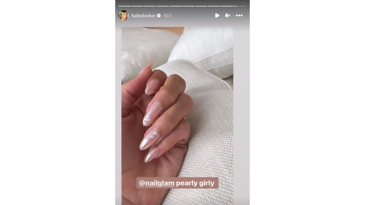 Las "uñas glaseadas" que puso en tendencia Hailey Bieber.