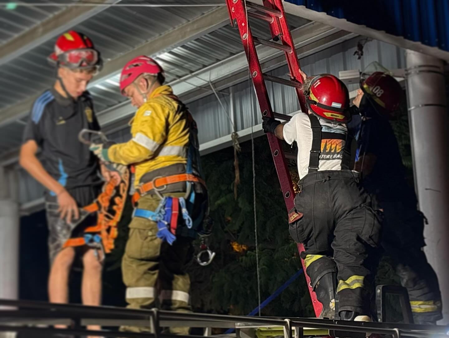 Bomberos de Arroyito rescataron a un menor del techo del polideportivo