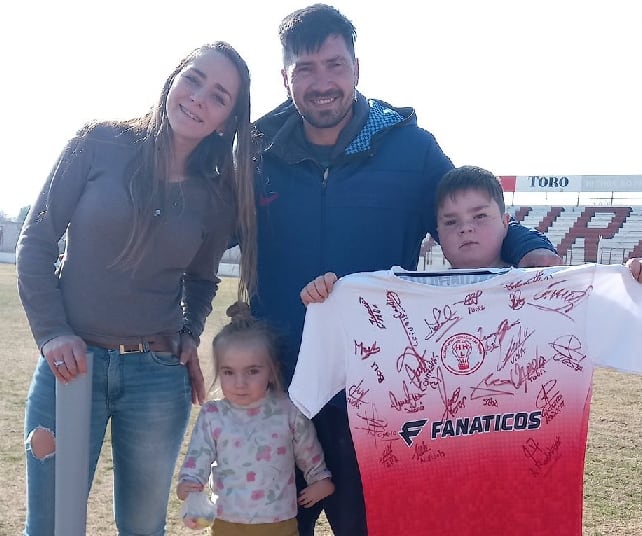 Juanita recibió la camiseta de Huracán LH firmada por todos los jugadores.