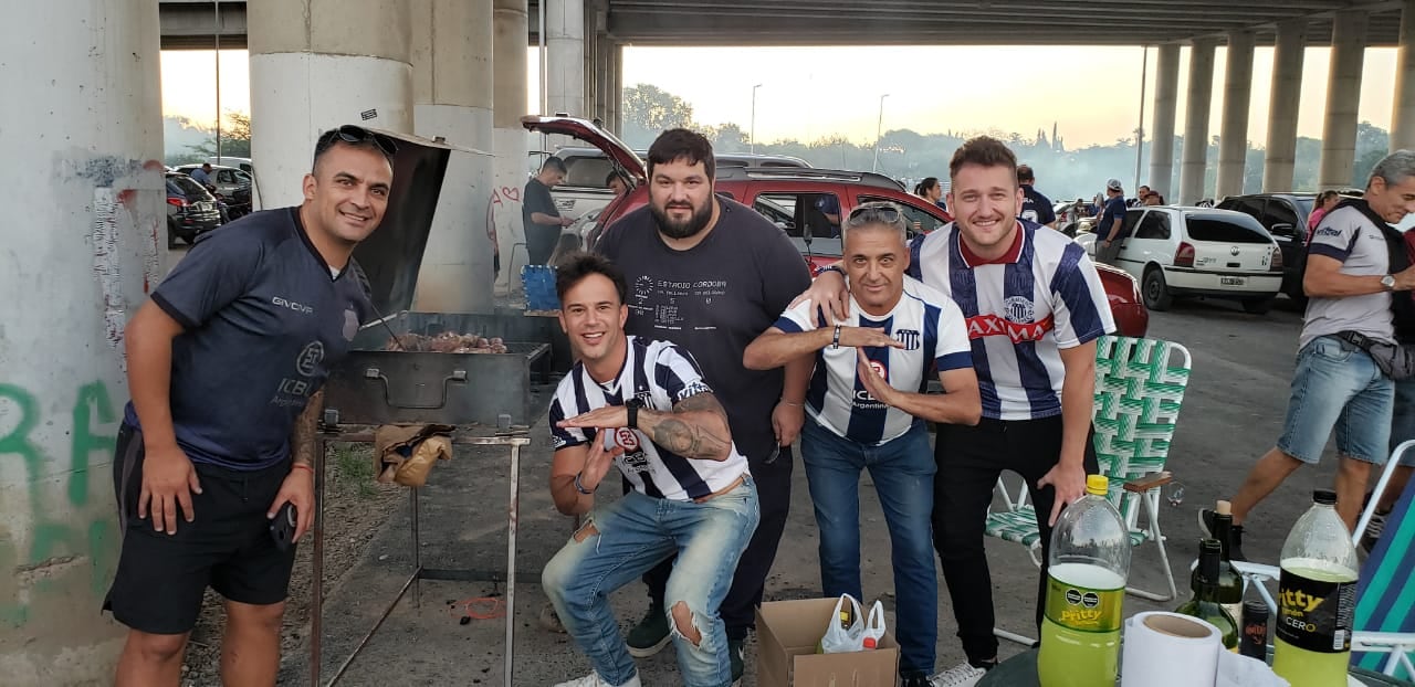 La previa en las afueras del estadio Mario Alberto Kempes.