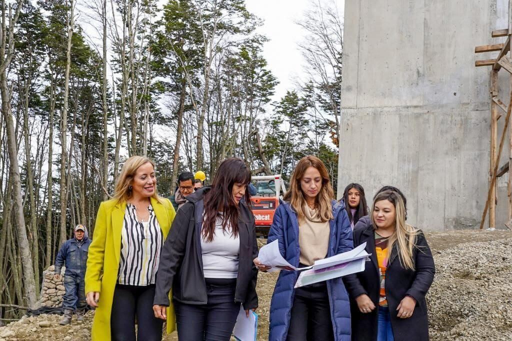 Las Funcionarias de la Secretaría de Hábitat y ordenamiento Territorial mostraron planos y recorrieron las obras junto a Fernanda Miño.