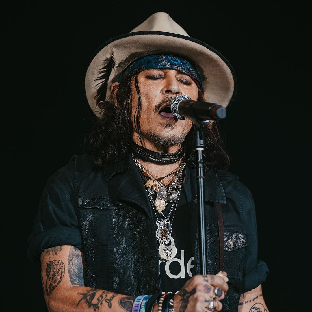 Johnny Depp cantando con su banda, Hollywood Vampires.