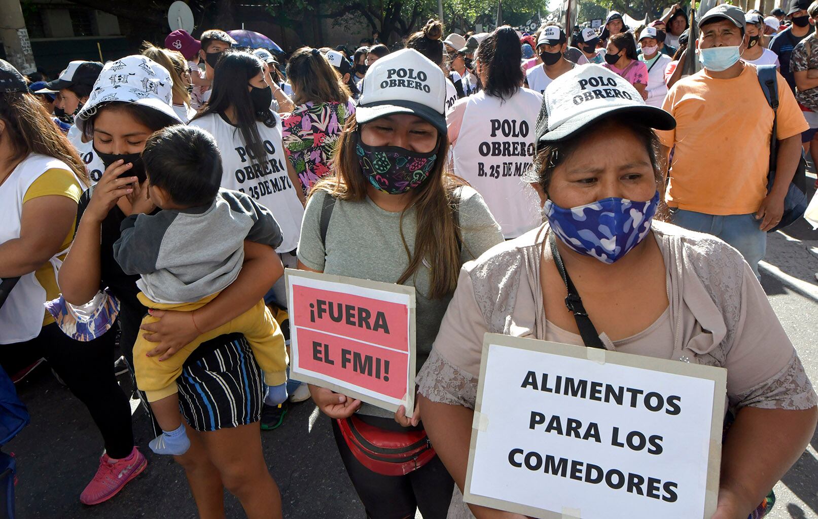 Marcha del Polo Obrero, por las calles céntricas. Dirigentes sociales relaman no al ajuste, más planes sociales, ayuda económica a comedores, canasta escolar y no pagar al FMI.