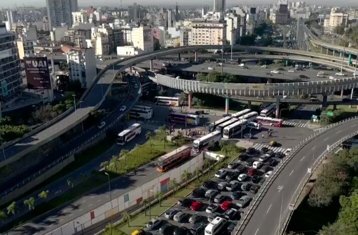 Reclamo de micros en la 9 de Julio el mes pasado. (Foto: Captura)