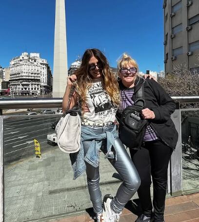 Mónica Ayos y su madre.