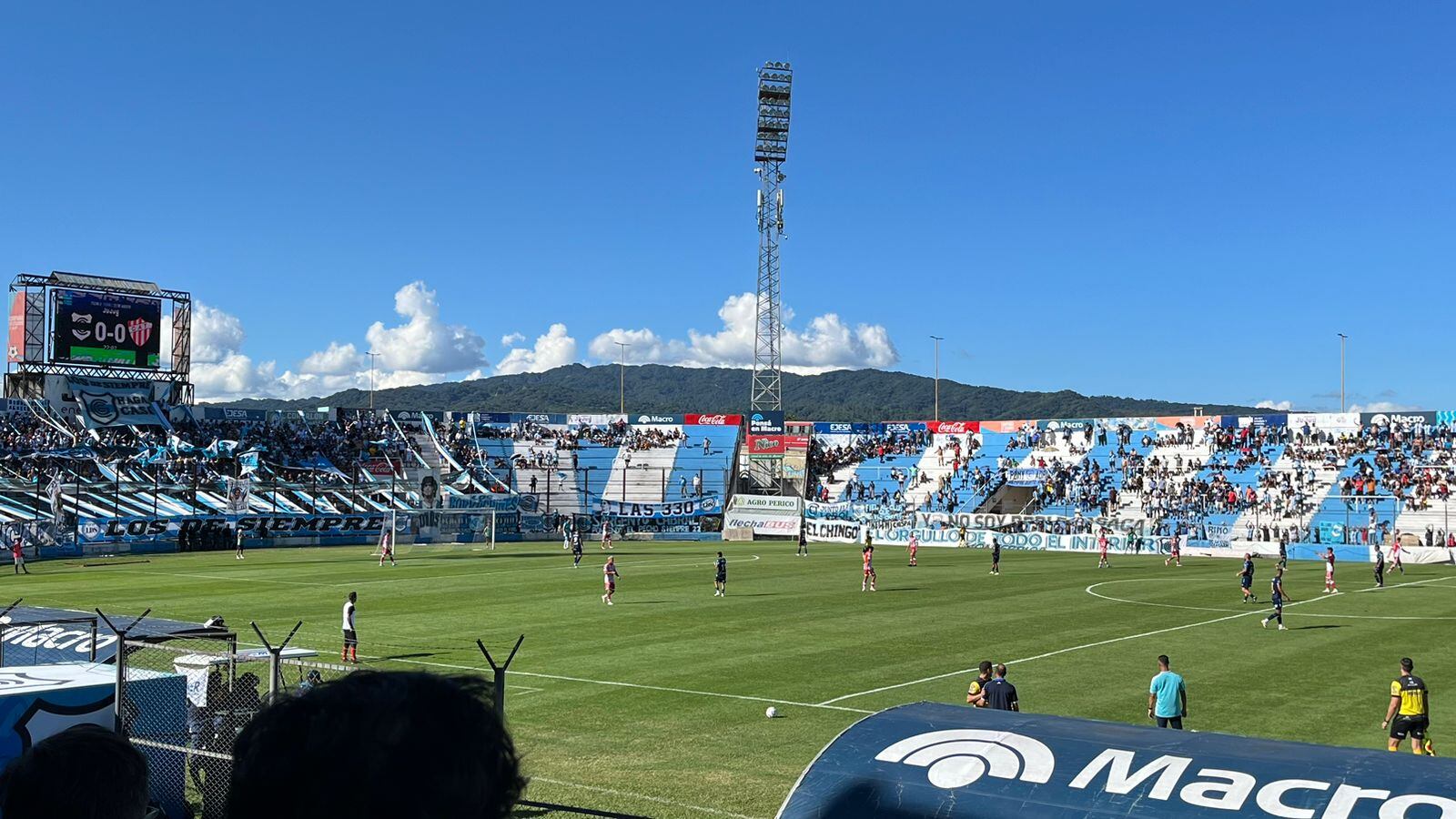 Más de treinta grados centígrados de temperatura en la capital jujeña, para una tarde de festejo en el estadio del "Lobo".