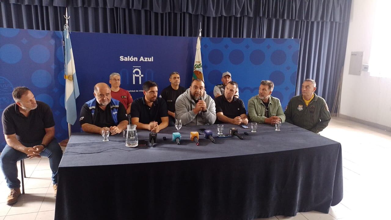 Intendente y autoridades del Gobierno de San Luis anunciando la suspensión del Festival de la Calle Angosta.