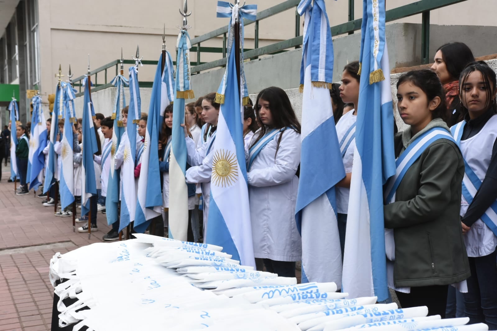 Abanderados de todas las escuelas estuvieron frente al Palacio Municipal