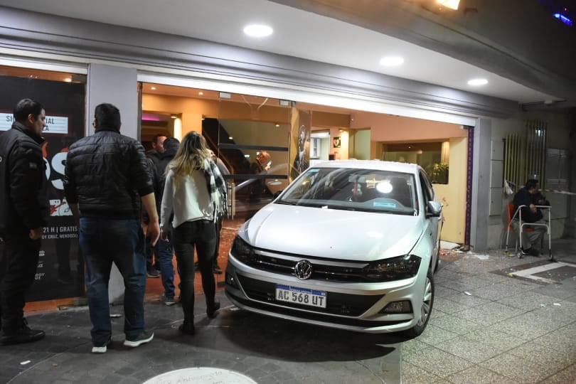 Un auto se incrustó en el teatro Plaza: decenas de heridos. Mariana Villa / Los Andes