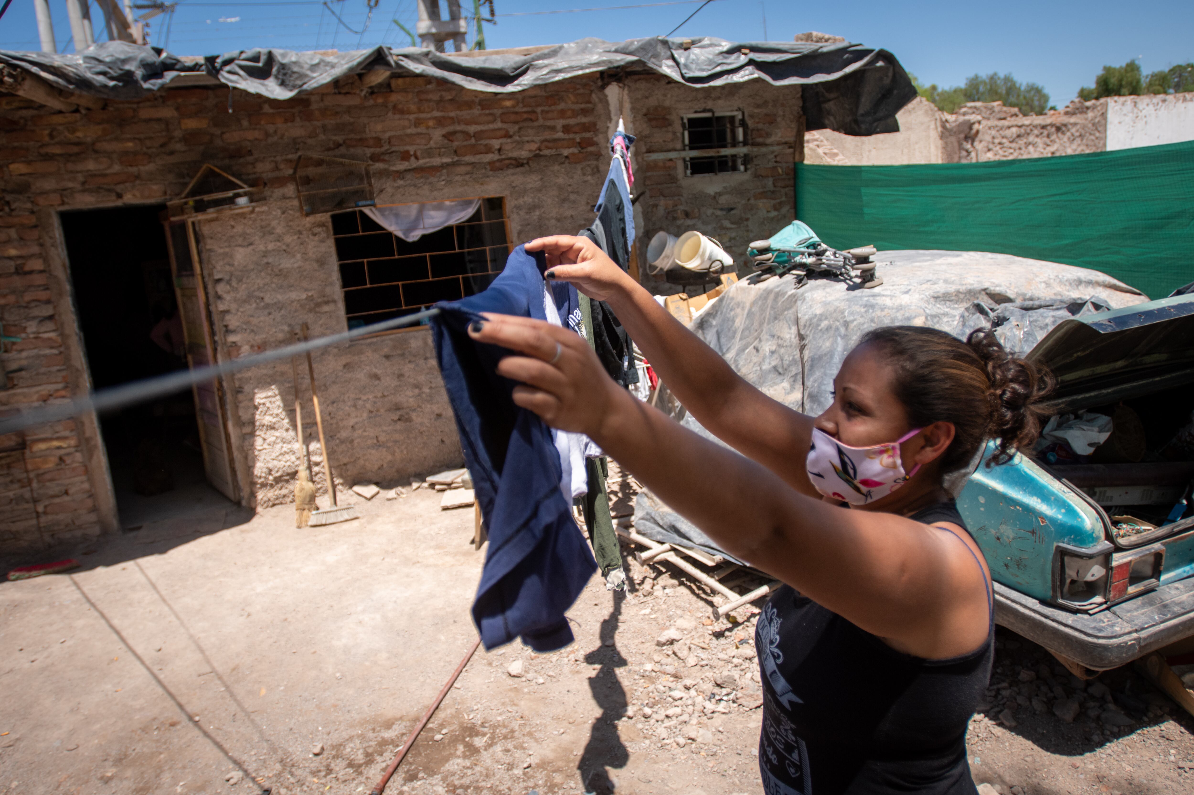 La mujer tendía ropa cuando fue atacada. (Imagen Ilustrativa).
