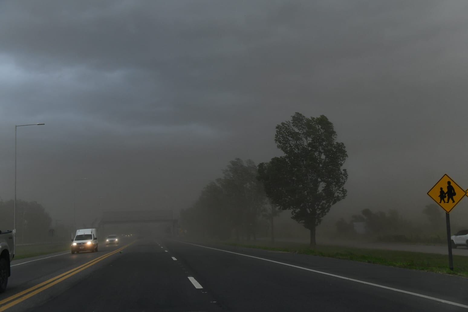 Fuertes ráfagas de viento y neblina en Córdoba. 