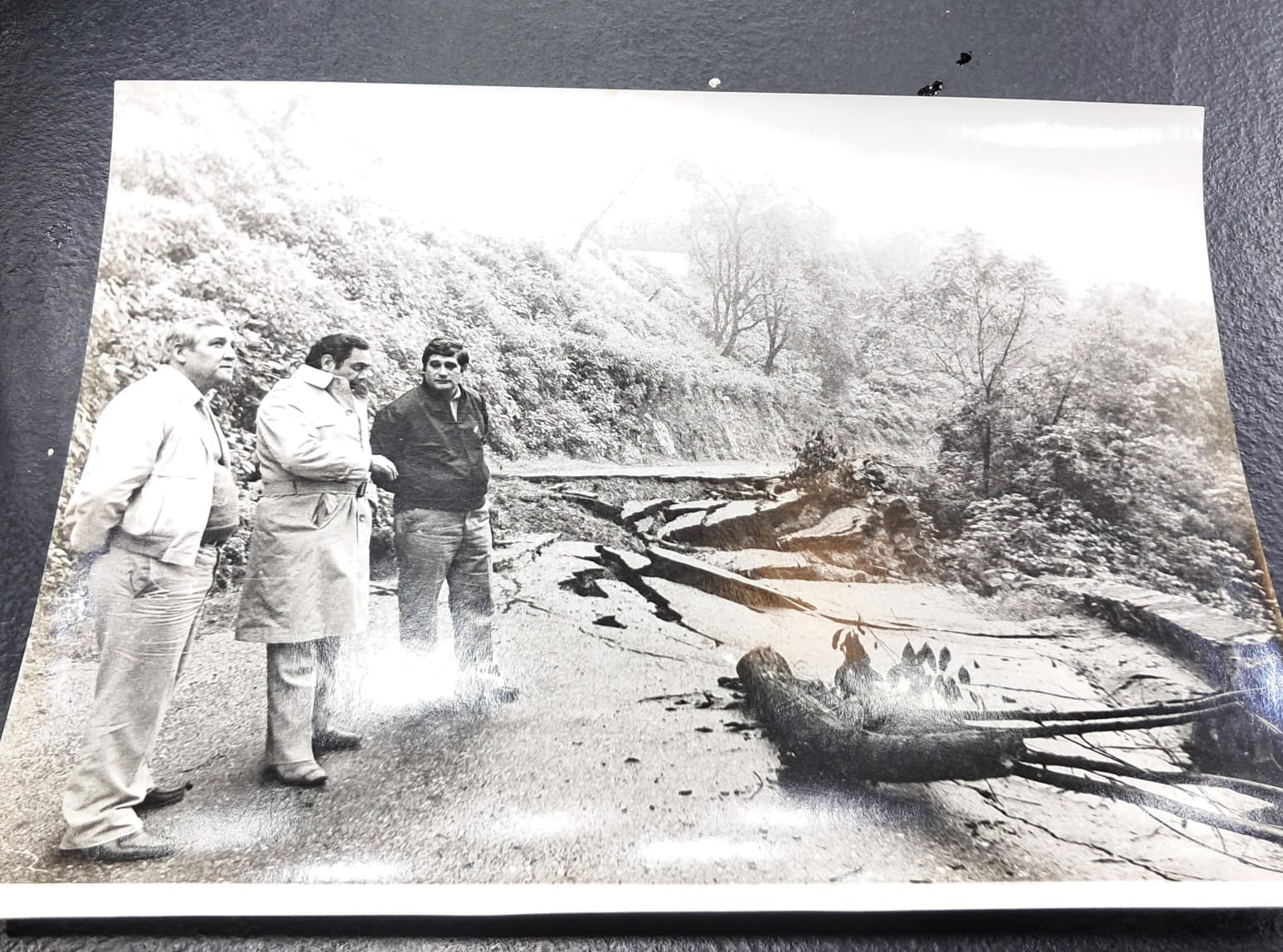 Sergio Scopel, director de vialidad y Juan Carlos González, ministro de obras públicas del  gobernador Fernando Riera.