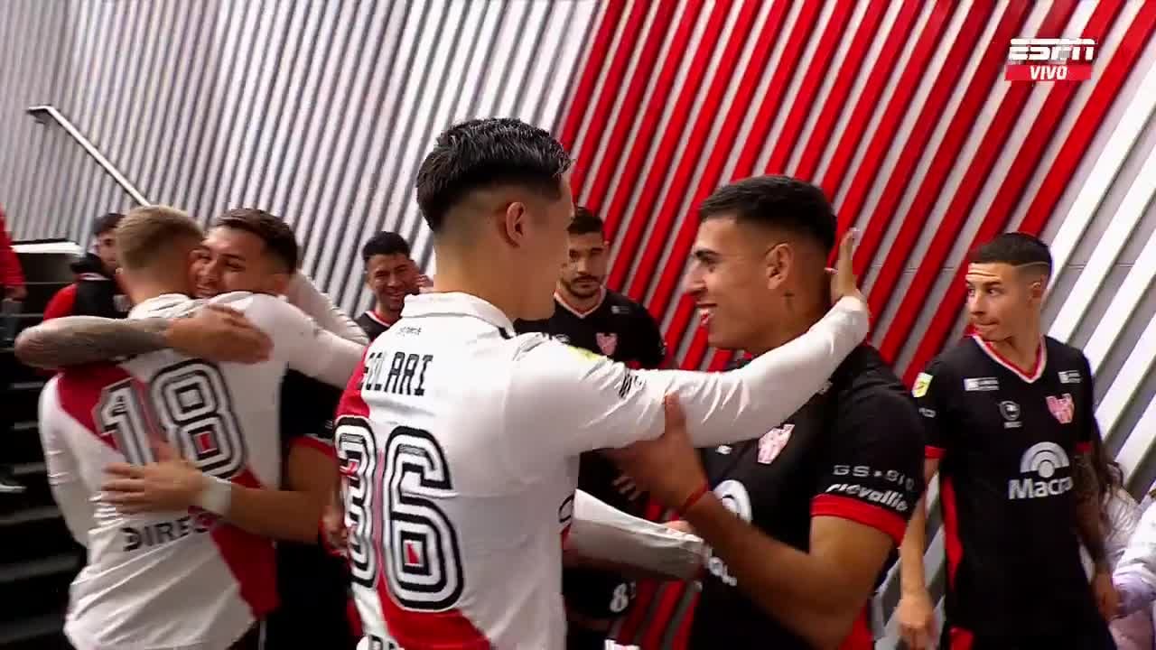 Reecnuentros. Lucas Beltrán con Franco Watson, y Pablo Solari con Santiago Rodríguez en el túnel antes del partido entre River e Instituto (Captura de TV).