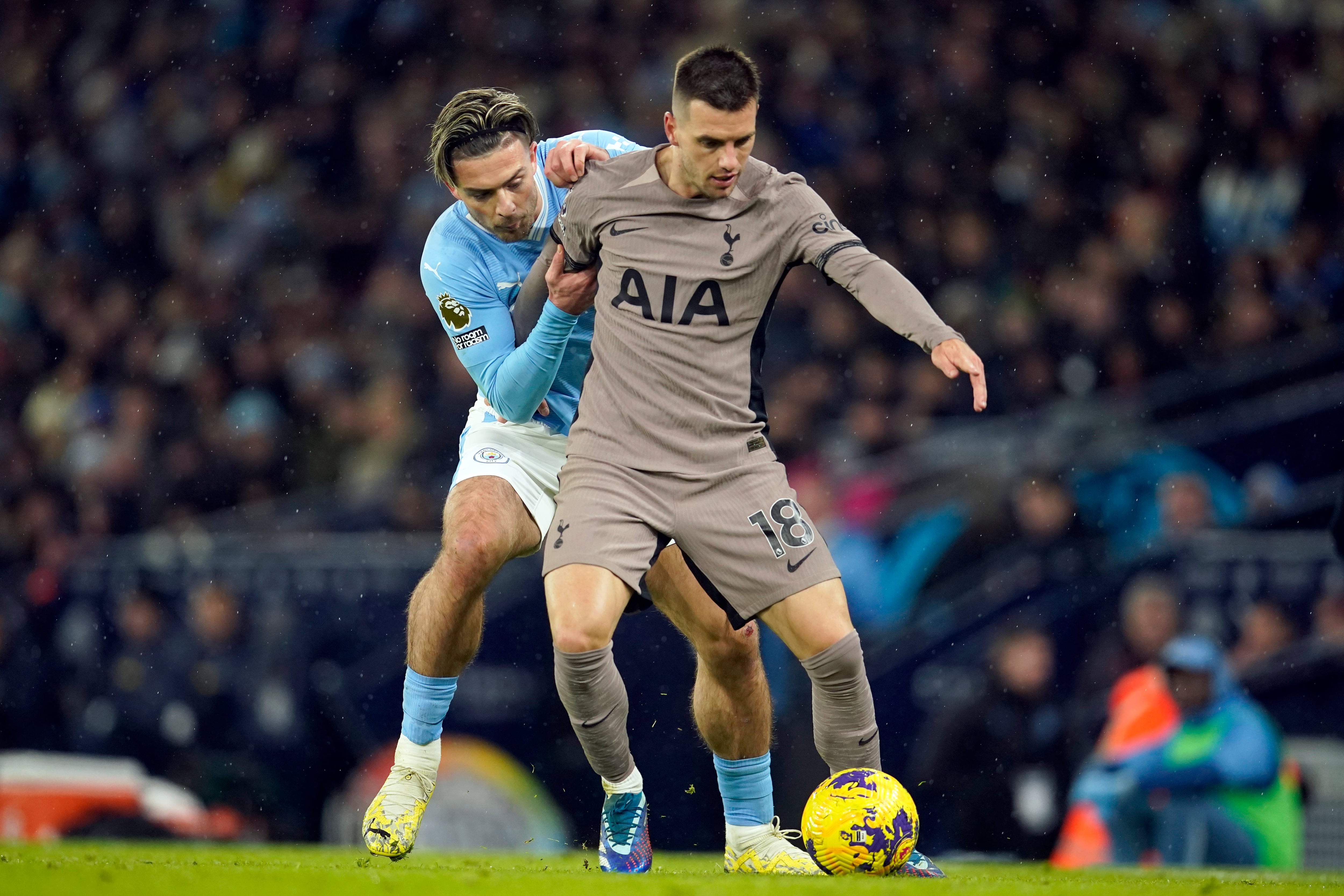 Jack Grealish del Manchester City pugna por el balón con Giovani Lo Celso (18) de Tottenham durante el partido de la Liga Premier, el domingo 3 de diciembre de 2023, en Manchester. (AP Foto/Dave Thompson)