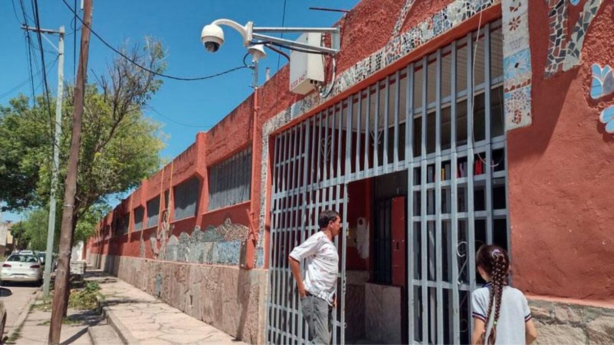Inseguridad en Córdoba: robaron un colegio cuatro veces en cuatro días y defecaron en un aula