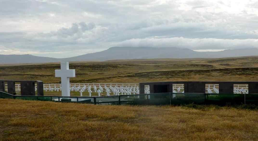 El cementerio de Darwin, donde descansan los restos de soldados argentinos caídos en la Guerra de las Malvinas. (AP/Archivo)